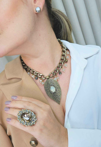 Colar Celestina com pedras black diamond e pigente de folha ouro velho