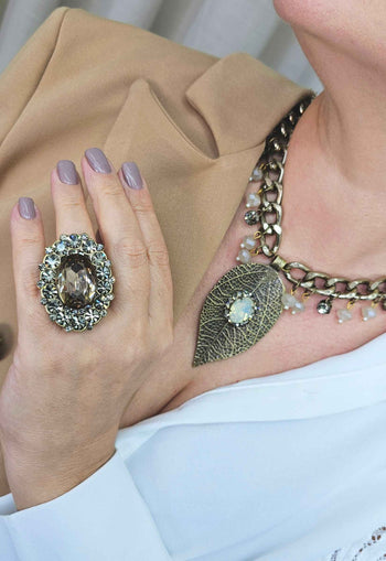 Colar Celestina com pedras black diamond e pigente de folha ouro velho