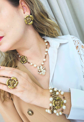 Pulseira Florbella ouro velho com perolas e pingente de flor smoked