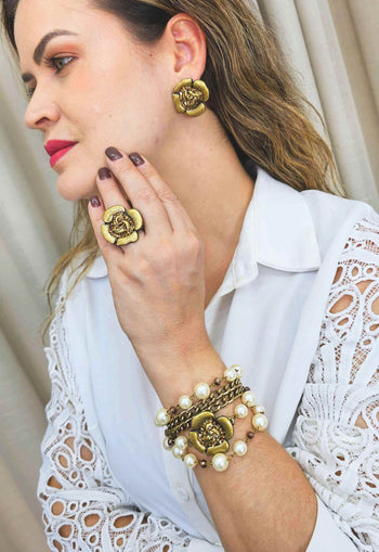 Pulseira Florbella ouro velho com perolas e pingente de flor smoked