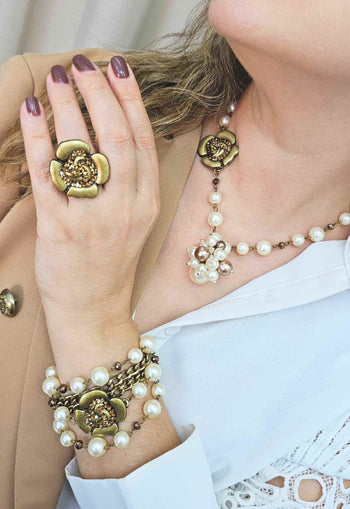 Pulseira Florbella ouro velho com perolas e pingente de flor smoked