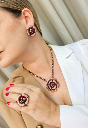 Colar Cecília Vermelho com pingente de flor e corrente veneziana