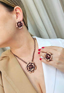 Colar Cecília Vermelho com pingente de flor e corrente veneziana