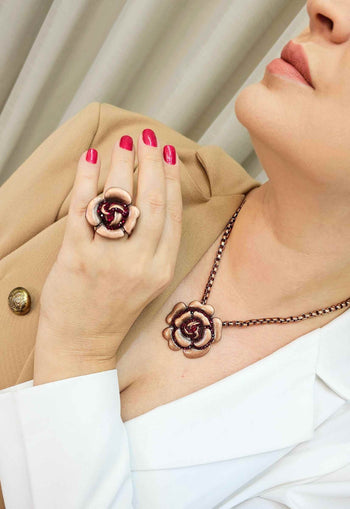 Colar Cecília Vermelho com pingente de flor e corrente veneziana