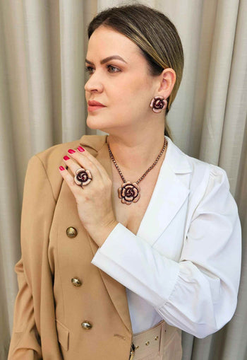 Colar Cecília Vermelho com pingente de flor e corrente veneziana