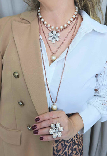 Colar Bahamas vintage com pingente de flor e perolas