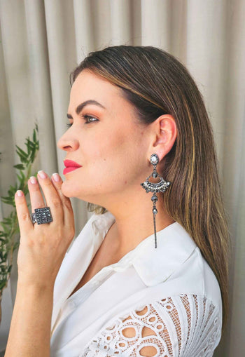 Brinco Gigi onix com pedras cristais e hematite e franjas grafite