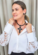Colar Elegância Eterna com pingente de crucifixo de pedras pretas