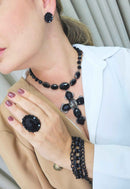 Colar Elegância Eterna com pingente de crucifixo de pedras pretas