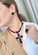 Colar Elegância Eterna com pingente de crucifixo de pedras pretas