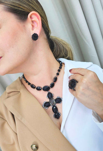 Colar Elegância Eterna com pingente de crucifixo de pedras pretas