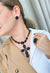 Colar Elegância Eterna com pingente de crucifixo de pedras pretas