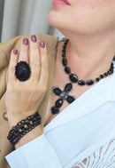 Colar Elegância Eterna com pingente de crucifixo de pedras pretas