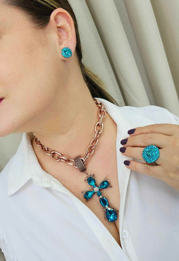 Colar Ester com pingente de crucifixo blue zircon