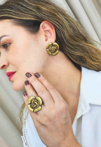 Anel Florbella ouro velho em formato de flor smoked