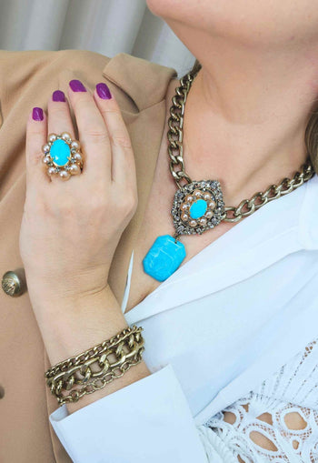 Anel Donatela luxuoso com pedra azul e black diamond banhado no dourado