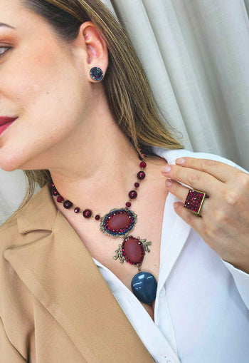 Brinco Vick Viana com pedras vermelhas e montanas banhado no ouro velho