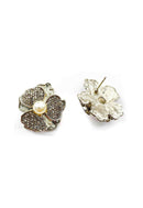 Brinco Derli de flor prata com perolas e pedras black diamond