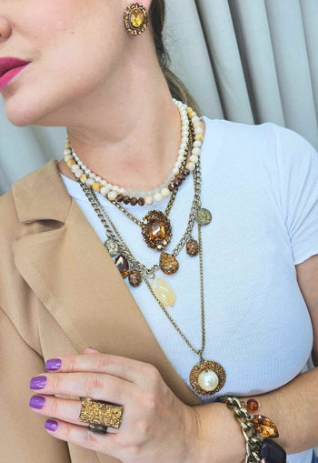 Colar Zenara com mix de perolas e correntes ouro velho e pingentes marrom