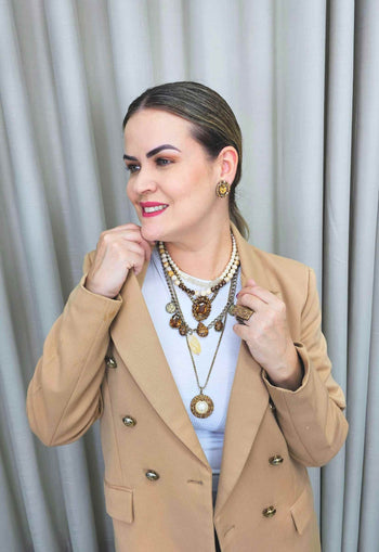 Colar Zenara com mix de perolas e correntes ouro velho e pingentes marrom