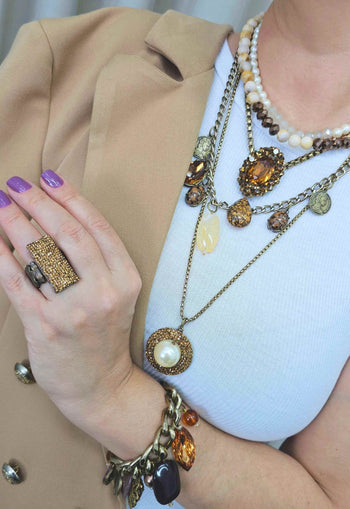 Colar Zenara com mix de perolas e correntes ouro velho e pingentes marrom