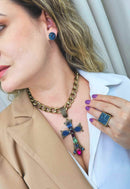 Colar Ester com pingente de crucifixo candy colors banhado no ouro velho