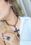Colar Ester com pingente de crucifixo candy colors banhado no ouro velho