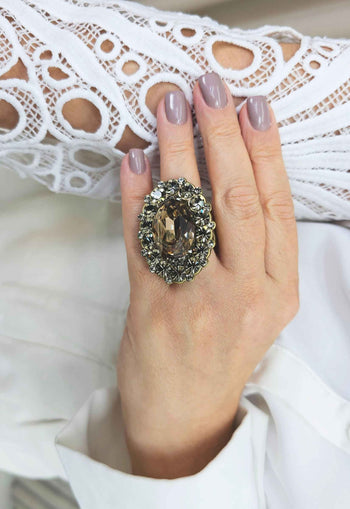 Anel Celestina oval com pedras black diamond banhado no ouro velho