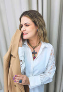 Colar Ester com pingente de crucifixo candy colors banhado no ouro velho
