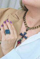 Colar Ester com pingente de crucifixo candy colors banhado no ouro velho