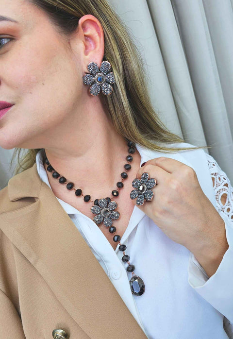 Colar Avelina com pingente de flor e pedras na cor hematite banhado no vintage
