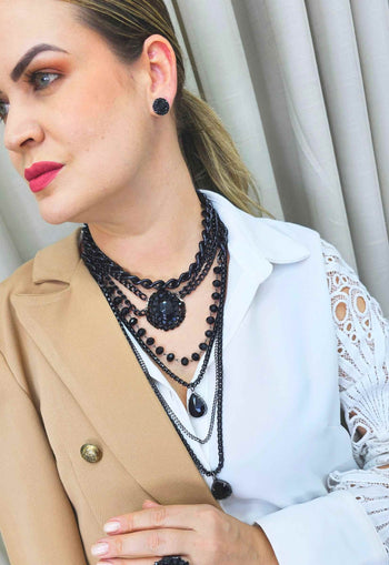 Colar Sanui de correntaria e pedras pretas luxo