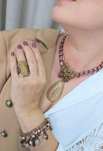 Colar Valência com pingente de borboleta e gota marrom com strass smoked banhado no vintage