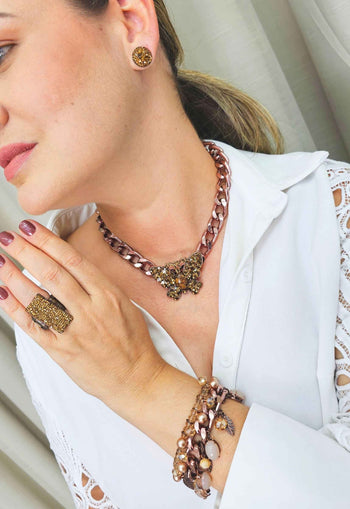 Colar Valência com pingente de borboleta e gota marrom com strass smoked banhado no vintage