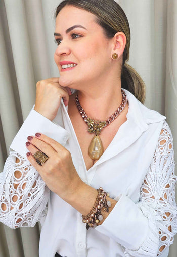 Colar Valência com pingente de borboleta e gota marrom com strass smoked banhado no vintage