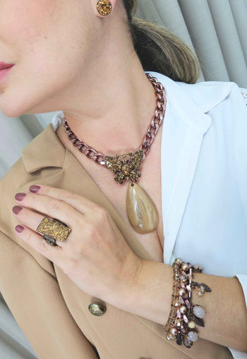 Colar Valência com pingente de borboleta e gota marrom com strass smoked banhado no vintage