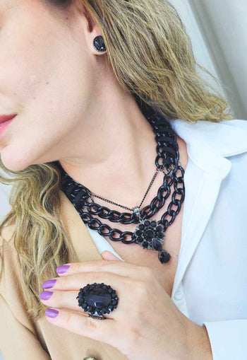 Colar Helena jet com pedras e correntes pretas