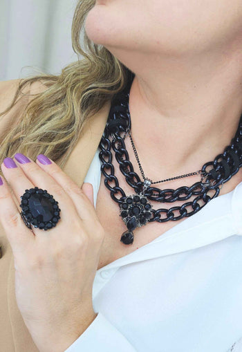 Colar Helena jet com pedras e correntes pretas