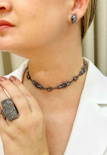 Colar choker Cherry com pedras hematite banhada no onix