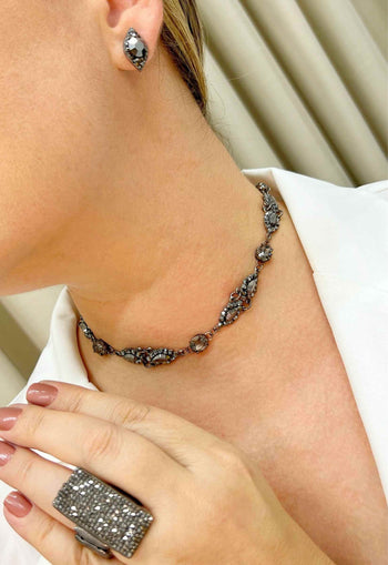 Colar choker Cherry com pedras hematite banhada no onix