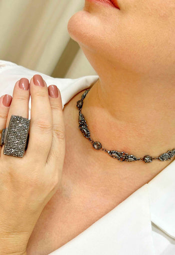 Colar choker Cherry com pedras hematite banhada no onix