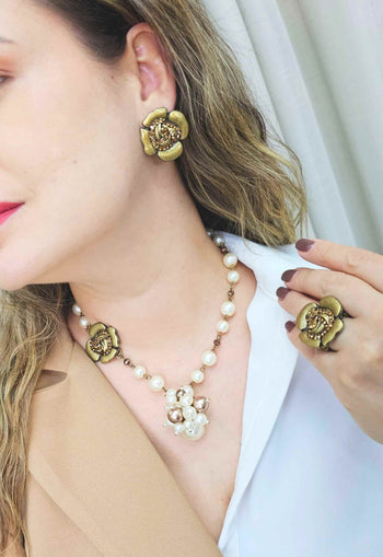 Brinco Florbella ouro velho em formato de flor smoked