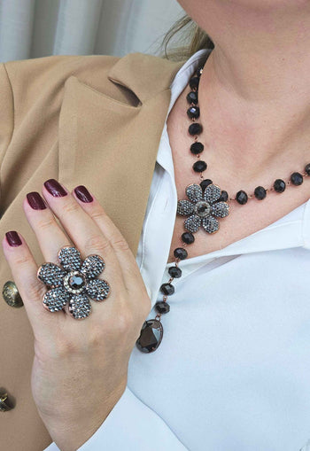 Anel Avelina de flor com strass hematite banhado no vintage