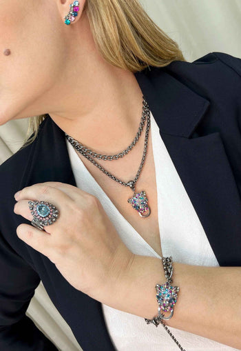 Pulseira Arabela com pingente de onça colorida