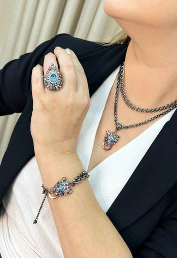 Pulseira Arabela com pingente de onça colorida