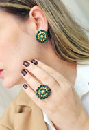 Anel Graciosa redondo com pedras verdes