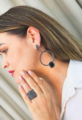 Brinco Diana de argola com pedras hematite banhado no grafite