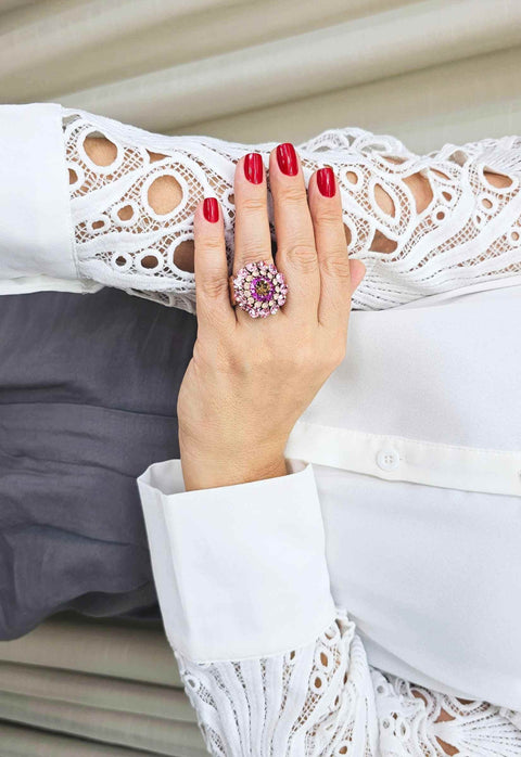 Anel Madeline redondo com pedras rosa banhado no vintage