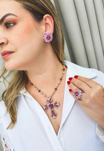 Anel Madeline redondo com pedras rosa banhado no vintage