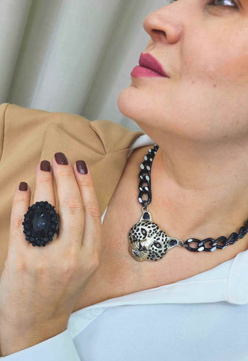 Colar Vicenza black com maxi pingente de onça esmaltada